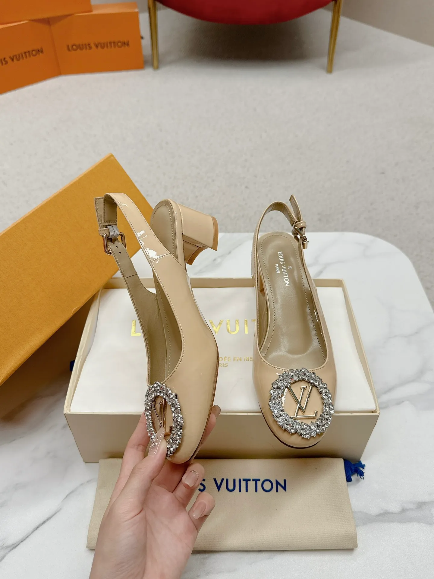 👟👟Ex-factory price 580👟👟 👑 Lv shoes This Urban Twist women's shoe is a stylish upgrade to the classic stiletto style. It is made of smooth calfskin upper with a bright silver metal toe and is engraved with the LV Circle logo, highlighting the Louis Vuitton brand characteristics. Detailed features: Calfskin material Lining: Imported full-grain sheepskin Foot pads: Imported full-grain sheepskin sole Italian genuine leather sole Heel height Two height sizes: 34-40 (34.40.41 customization is not returnable)